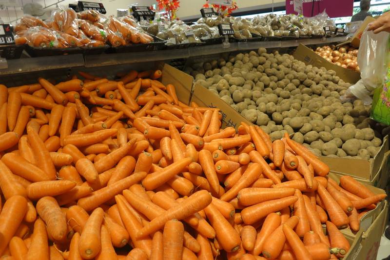 スーパーマーケット 野菜売り場