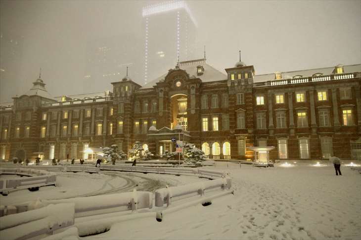 雪の東京駅